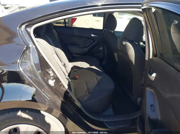 3KPFK4A75HE046885 2017 KIA FORTE - Image 8
