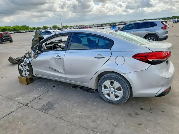 3KPFK4A75HE055649 2017 KIA FORTE - Image 2