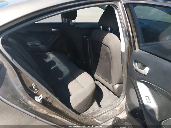 3KPFK4A75HE064996 2017 KIA FORTE - Image 8