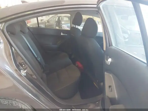 3KPFK4A75HE068126 2017 KIA FORTE - Image 8