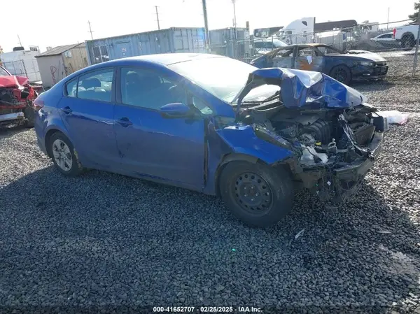 3KPFK4A75HE070555 2017 KIA FORTE - Image 1