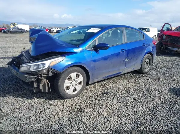3KPFK4A75HE070555 2017 KIA FORTE - Image 2