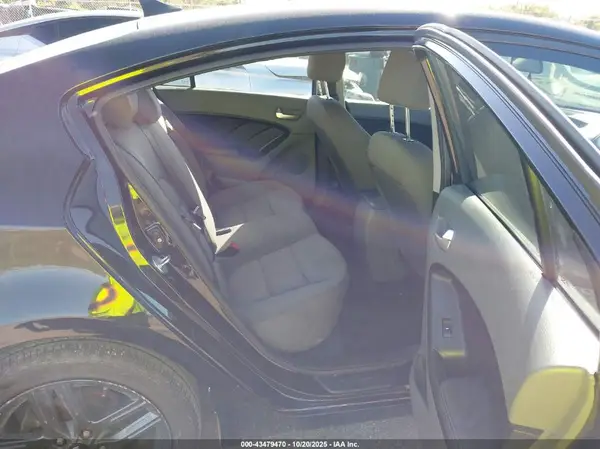 3KPFK4A75HE072855 2017 KIA FORTE - Image 8