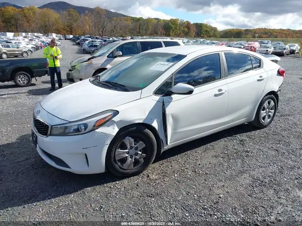 3KPFK4A75HE073567 2017 KIA FORTE - Image 2