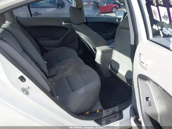 3KPFK4A75HE073567 2017 KIA FORTE - Image 8