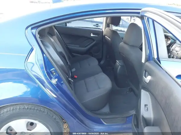 3KPFK4A75HE073665 2017 KIA FORTE - Image 8