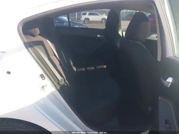 3KPFK4A75HE077148 2017 KIA FORTE - Image 8