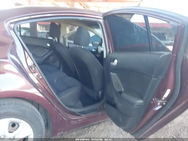 3KPFK4A75HE077585 2017 KIA FORTE - Image 8