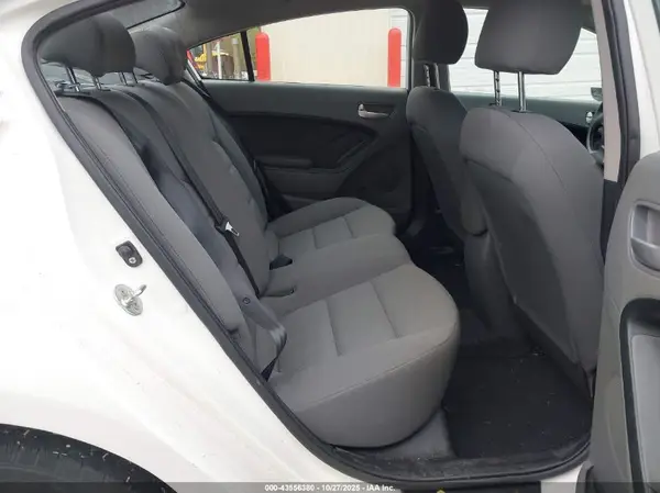 3KPFK4A75HE085508 2017 KIA FORTE - Image 8