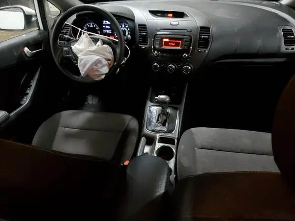 3KPFK4A75HE085802 2017 KIA FORTE - Image 8