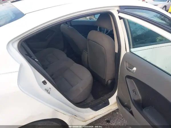 3KPFK4A75HE094483 2017 KIA FORTE - Image 8