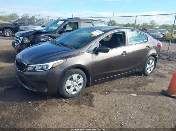 3KPFK4A75HE094936 2017 KIA FORTE - Image 2