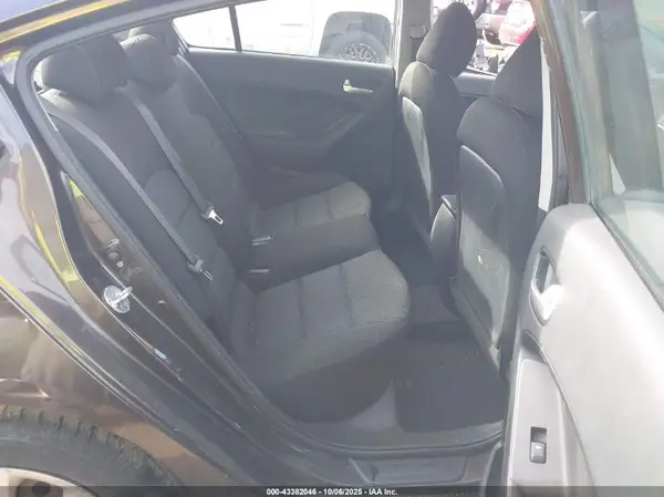 3KPFK4A75HE094936 2017 KIA FORTE - Image 8