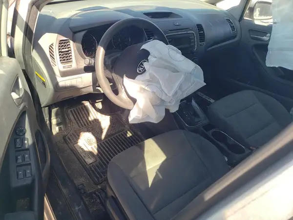 3KPFK4A75HE095469 2017 KIA FORTE - Image 8