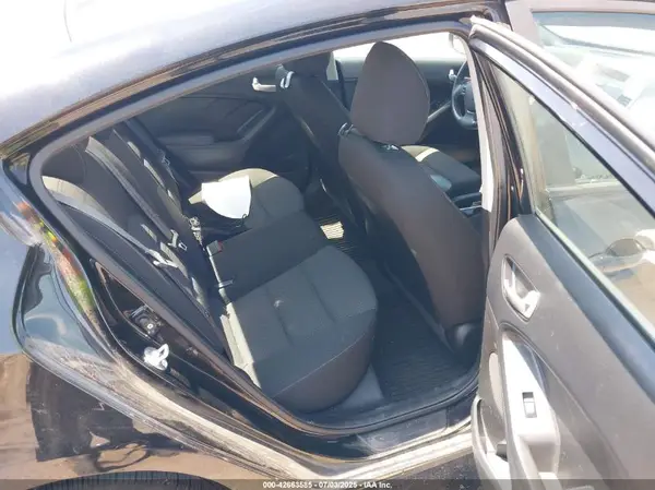 3KPFK4A75HE097903 2017 KIA FORTE - Image 8
