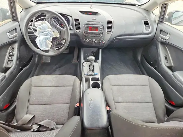 3KPFK4A75HE100458 2017 KIA FORTE - Image 8