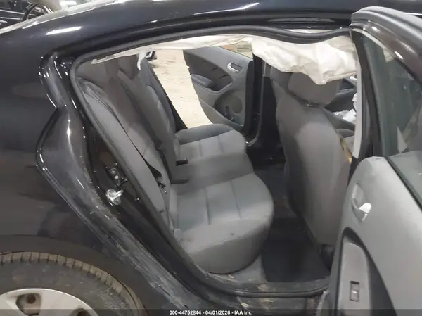 3KPFK4A75HE107961 2017 KIA FORTE - Image 8