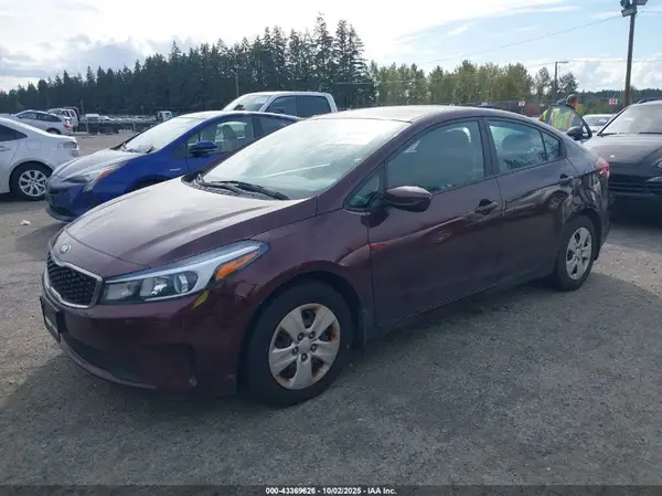 3KPFK4A75HE110262 2017 KIA FORTE - Image 2