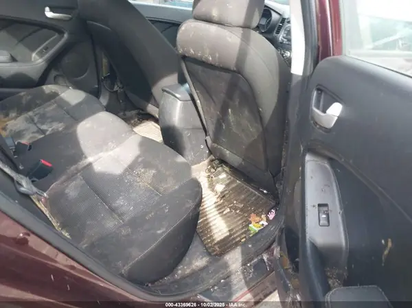 3KPFK4A75HE110262 2017 KIA FORTE - Image 8