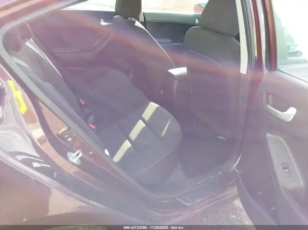 3KPFK4A75HE115462 2017 KIA FORTE - Image 8