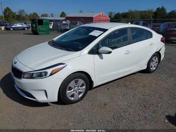 3KPFK4A75HE117888 2017 KIA FORTE - Image 2
