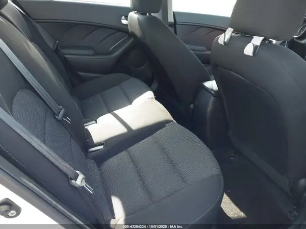 3KPFK4A75HE117888 2017 KIA FORTE - Image 8