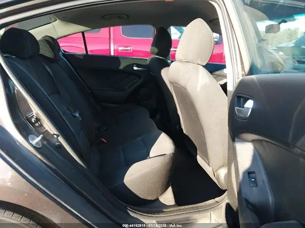 3KPFK4A75HE121777 2017 KIA FORTE - Image 8