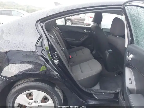 3KPFK4A75HE122430 2017 KIA FORTE - Image 8