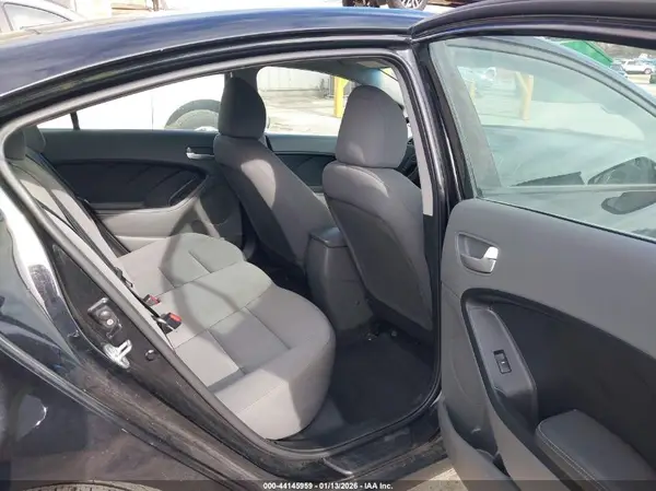 3KPFK4A75HE123089 2017 KIA FORTE - Image 8