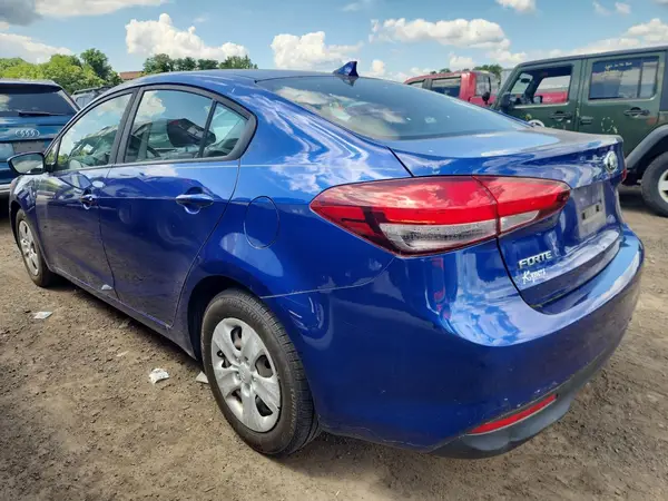 3KPFK4A75HE129233 2017 KIA FORTE - Image 2