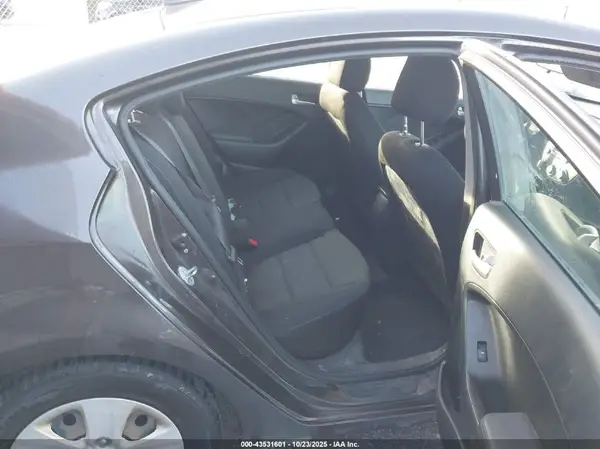 3KPFK4A75HE129331 2017 KIA FORTE - Image 8