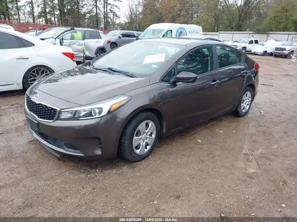 3KPFK4A75HE130205 2017 KIA FORTE - Image 2
