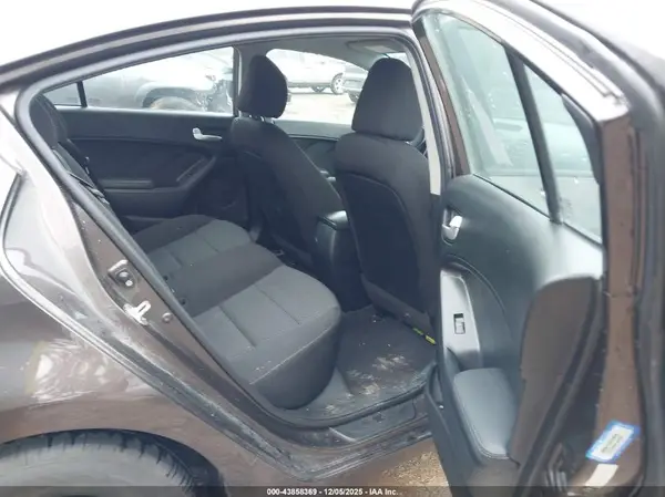 3KPFK4A75HE130205 2017 KIA FORTE - Image 8