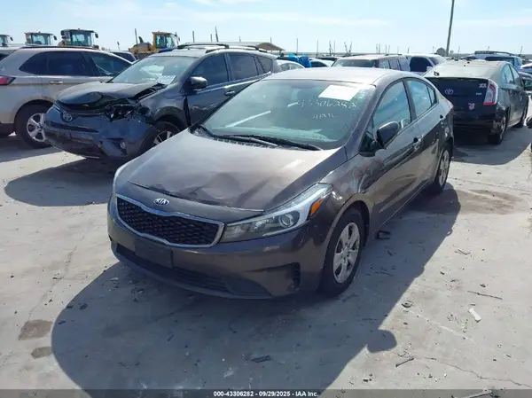 3KPFK4A75HE141978 2017 KIA FORTE - Image 2