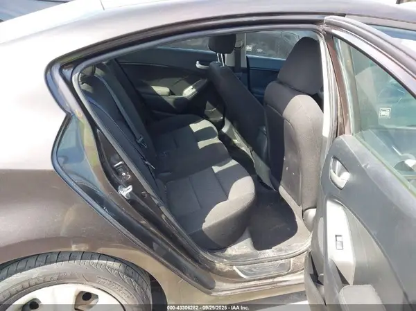 3KPFK4A75HE141978 2017 KIA FORTE - Image 8