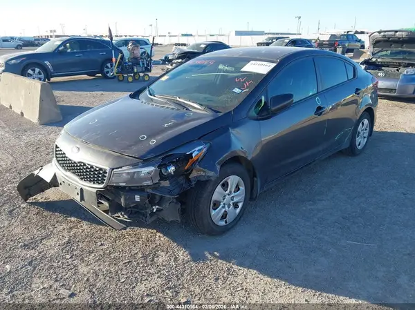 3KPFK4A75HE152396 2017 KIA FORTE - Image 2