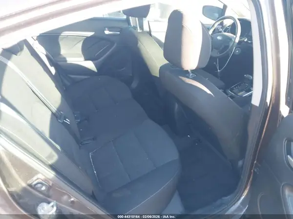 3KPFK4A75HE152396 2017 KIA FORTE - Image 8