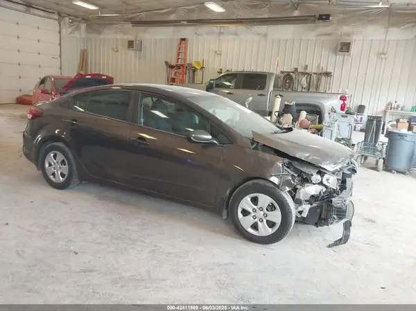 3KPFK4A75HE158375 2017 KIA FORTE - Image 1