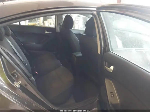 3KPFK4A75HE158375 2017 KIA FORTE - Image 8