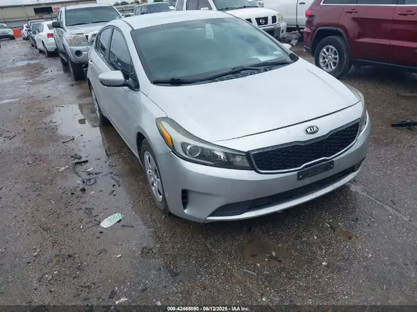 3KPFK4A75JE165560 2018 KIA FORTE - Image 1