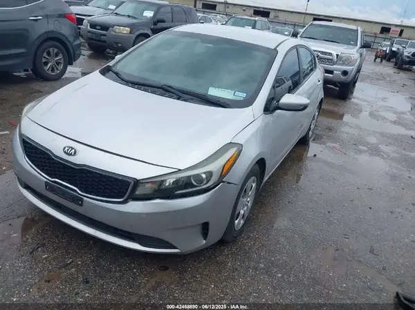 3KPFK4A75JE165560 2018 KIA FORTE - Image 2