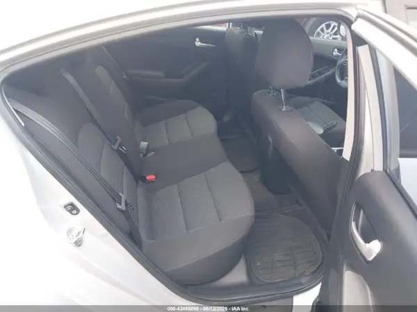 3KPFK4A75JE165560 2018 KIA FORTE - Image 8
