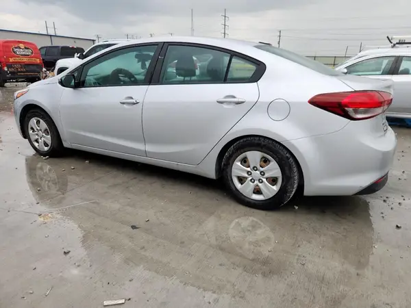3KPFK4A75JE165624 2018 KIA FORTE - Image 2