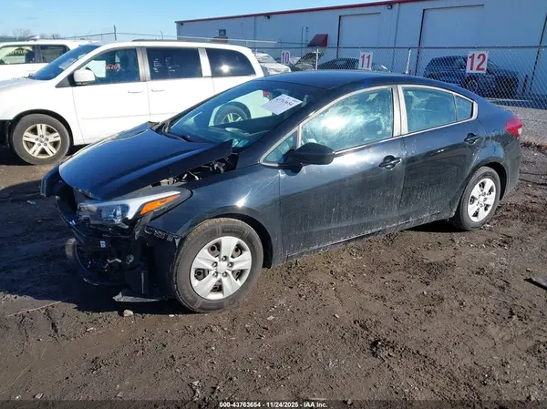 3KPFK4A75JE167731 2018 KIA FORTE - Image 2
