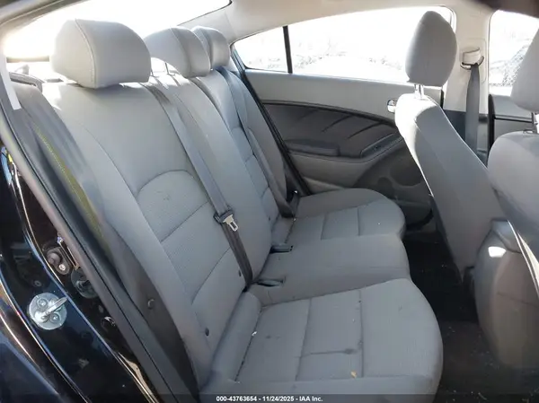 3KPFK4A75JE167731 2018 KIA FORTE - Image 8