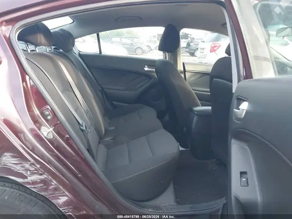 3KPFK4A75JE174646 2018 KIA FORTE - Image 8