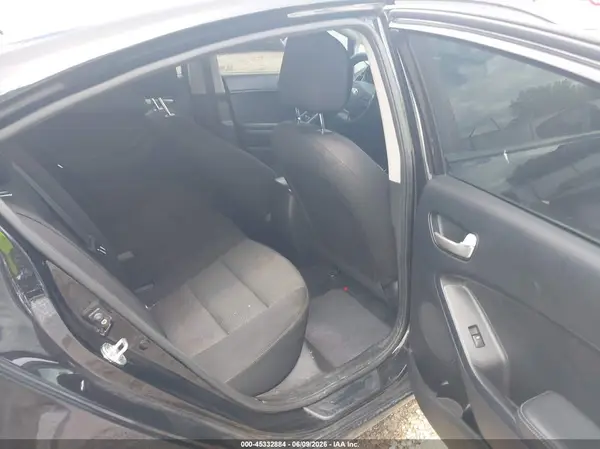 3KPFK4A75JE175649 2018 KIA FORTE - Image 8