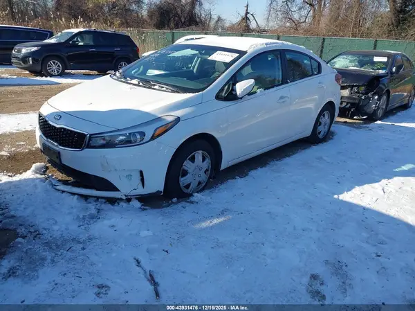3KPFK4A75JE175781 2018 KIA FORTE - Image 2