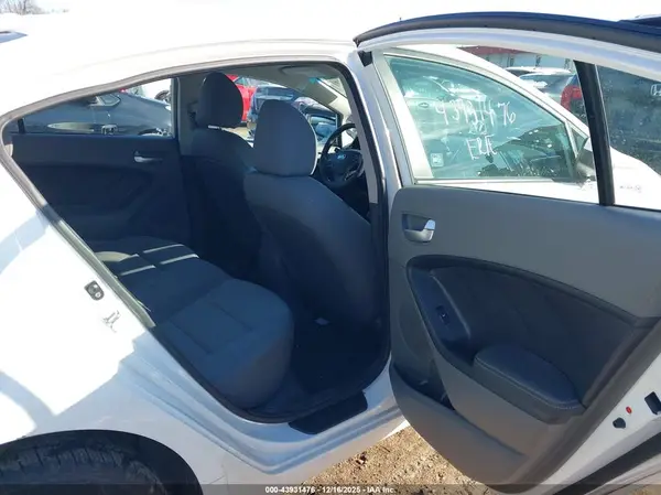 3KPFK4A75JE175781 2018 KIA FORTE - Image 8