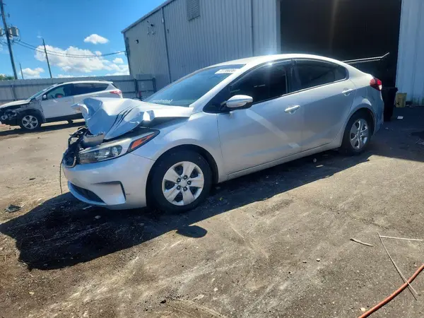 3KPFK4A75JE175828 2018 KIA FORTE - Image 1